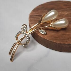 Vintage Gold Tone Rhinestone Floral Brooch